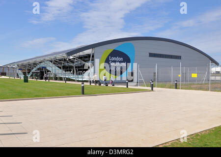 Terminal-Gebäude des Londoner Southend Flughafens mit Fluggästen, die in blauem Himmel abfliegen. Southend on Sea, Essex, Großbritannien Stockfoto