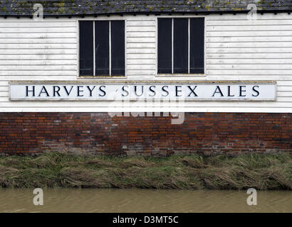 "Harveys" Brauerei Zeichen entlang dem Fluss Ouse in Lewes, East Sussex Stockfoto