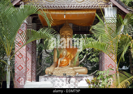 Buddha-Statue sitzen im Tempel in Luang Prabang, Laos, Südostasien Stockfoto