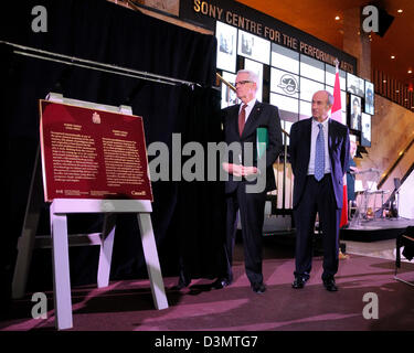 Toronto, Kanada. 21. Februar 2013. John Carmichael, Parlamentsmitglied für Don Valley West bei der Enthüllung einer Gedenktafel zur Erinnerung an die nationale historische Bedeutung von Glenn Gould während der Bekanntgabe der Preisträger des zehnten Glenn Gould Preis statt am Sony Center für darstellende Künste. (DCP/N8N)  Bildnachweis: n8n Foto / Alamy Live News Stockfoto