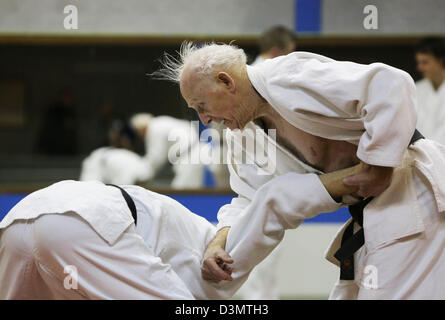 Doesburg, Niederlande. 21. Februar 2013. 90 Jahre alten Wim van Delden mit seinen regelmäßigen sparring-Partner, der 60-Jahr-alten Henk van Achterberg in Doesburg, Niederlande kämpft. Van Delden ist eines der ältesten in den Niederlanden und der einzige aktive Kämpfer der damaligen Zeit. Der Träger des schwarzen Gürtels (2. Dan) Jiu Jitsu, legte seinen Arm und Bein Klemmen noch als junger Mann, erzählt seinen Sensei. Zweimal wöchentlich Züge Wim van Delden am Sport und Erholung Institut Doesburg mit Sportlern, die Jahrzehnte jünger als er ist. Foto: Dpa/Alamy VidiPhoto Live News - Niederlande, Stockfoto