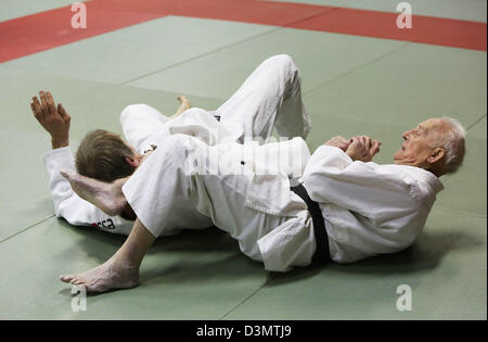 Doesburg, Niederlande. 21. Februar 2013. 90 Jahre alten Wim van Delden (R) ist Jiu Jutsu in Doesburg, Niederlande, 21.02.2013 üben. Van Delden ist eines der ältesten in den Niederlanden und der einzige aktive Kämpfer der damaligen Zeit. Der Träger des schwarzen Gürtels (2. Dan) Jiu Jitsu, legte seinen Arm und Bein Klemmen noch als junger Mann, erzählt seinen Sensei. Zweimal wöchentlich Züge Wim van Delden am Sport und Erholung Institut Doesburg mit Sportlern, die Jahrzehnte jünger als er ist. Foto: Dpa/Alamy VidiPhoto Live News - Niederlande, Stockfoto