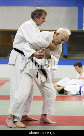 Doesburg, Niederlande. 21. Februar 2013. 90 Jahre alten Wim van Delden (R) ist Jiu Jutsu in Doesburg, Niederlande, 21.02.2013 üben. Van Delden ist eines der ältesten in den Niederlanden und der einzige aktive Kämpfer der damaligen Zeit. Der Träger des schwarzen Gürtels (2. Dan) Jiu Jitsu, legte seinen Arm und Bein Klemmen noch als junger Mann, erzählt seinen Sensei. Zweimal wöchentlich Züge Wim van Delden am Sport und Erholung Institut Doesburg mit Sportlern, die Jahrzehnte jünger als er ist. Foto: Dpa/Alamy VidiPhoto Live News - Niederlande, Stockfoto