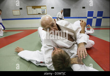 Doesburg, Niederlande. 21. Februar 2013. 90 Jahre, die alten Wim van Delden Jiu Jutsu in Doesburg, Niederlande, 21.02.2013 praktiziert. Van Delden ist eines der ältesten in den Niederlanden und der einzige aktive Kämpfer der damaligen Zeit. Der Träger des schwarzen Gürtels (2. Dan) Jiu Jitsu, legte seinen Arm und Bein Klemmen noch als junger Mann, erzählt seinen Sensei. Zweimal wöchentlich Züge Wim van Delden am Sport und Erholung Institut Doesburg mit Sportlern, die Jahrzehnte jünger als er ist. Foto: Dpa/Alamy VidiPhoto Live News - Niederlande, Stockfoto