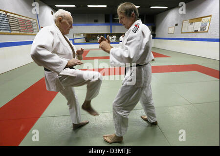 Doesburg, Niederlande. 21. Februar 2013. 90 Jahre, die alten Wim van Delden (L) Jiu Jutsu in Doesburg, Niederlande, 21.02.2013 praktiziert. Van Delden ist eines der ältesten in den Niederlanden und der einzige aktive Kämpfer der damaligen Zeit. Der Träger des schwarzen Gürtels (2. Dan) Jiu Jitsu, legte seinen Arm und Bein Klemmen noch als junger Mann, erzählt seinen Sensei. Zweimal wöchentlich Züge Wim van Delden am Sport und Erholung Institut Doesburg mit Sportlern, die Jahrzehnte jünger als er ist. Foto: Dpa/Alamy VidiPhoto Live News - Niederlande, Stockfoto