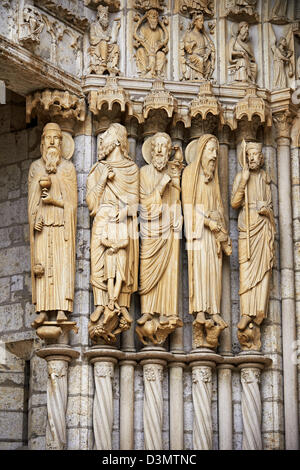 Nahaufnahme von gotischen Statuen an der Fassade der Kathedrale von Chatres, Frankreich Stockfoto