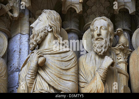 Nahaufnahme von gotischen Statuen an der Fassade der Kathedrale von Chatres, Frankreich Stockfoto