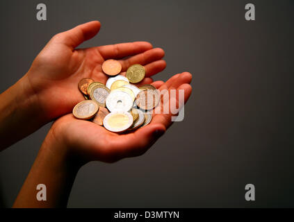 Geld in die Hand eines Kindes Stockfoto