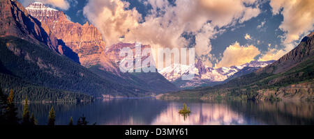 Wild Goose Island und Saint Mary Lake mit Sonnenaufgang und Wolken Glacier National Park, Montana. Stockfoto