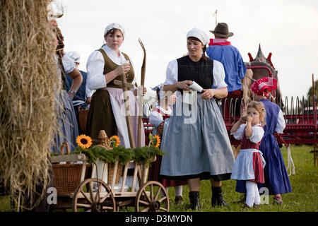 Sankt Margen, Deutschland, eine Farmerfamilie mit Karren Stockfoto