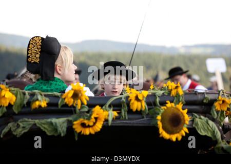 Sankt Margen, Deutschland, ein Junge mit seiner Mutter in einer Kutsche Stockfoto