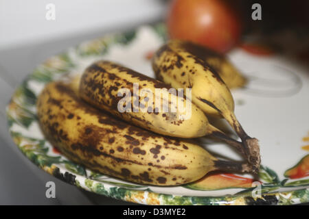 Über reife Bananen auf Teller mit braunen Flecken Stockfoto