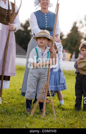 Sankt Margen, Deutschland, Kinder mit der Heugabel Stockfoto