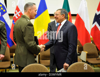 US-Verteidigungsminister Leon Panetta grüßt General Joseph F. Dunford vor dem Verteidigungsminister-treffen im NATO-Hauptquartier 21. Februar 2013 in Brüssel, Belgien. Das zweitägige Treffen soll die Situation in Syrien und Afghanistan zu diskutieren. Stockfoto