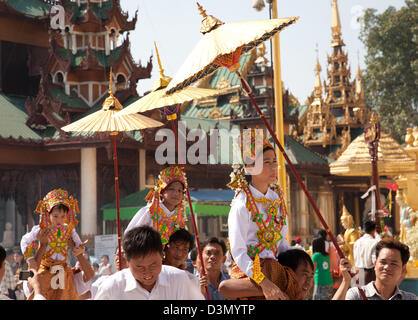 Anfänger-Mönch-Zeremonie an der Shwedagon-Pagode in Yangon Stockfoto