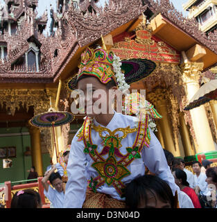 Anfänger-Mönch-Zeremonie an der Shwedagon-Pagode in Yangon Stockfoto