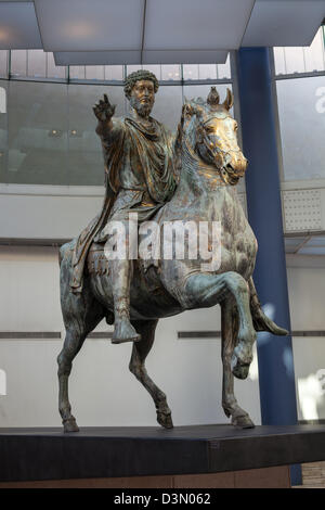 Bronzene Reiterstatue des römischen Kaisers Marcus Aurelius auf dem Display in den Palazzo dei Conservatori in Rom Italien Stockfoto
