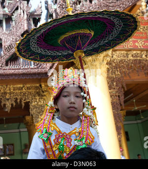 Anfänger-Mönch-Zeremonie an der Shwedagon-Pagode in Yangon Stockfoto