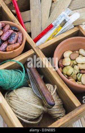 Blumenerde Bank Frühling Stillleben mit gespeicherten Samen und Gartenarbeit Artikel Stockfoto