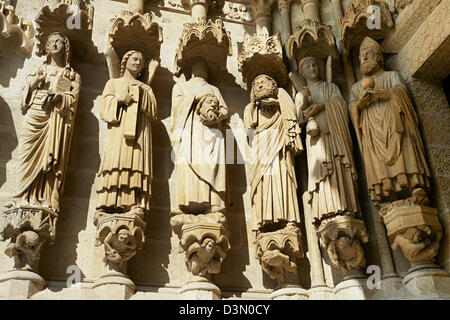 Nahaufnahme von gotischen Statuen an der Fassade der Kathedrale von Amiens, Frankreich Stockfoto