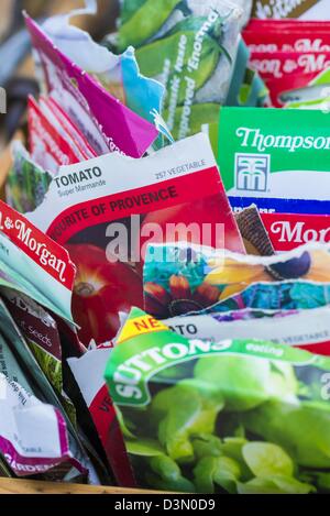 Nahaufnahme der Gemüse- und Blumenanbau Samentüten Stockfoto