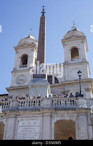 Trinita dei Monti Kirche oben auf die berühmte Spanische Treppe in Rom Italien Stockfoto