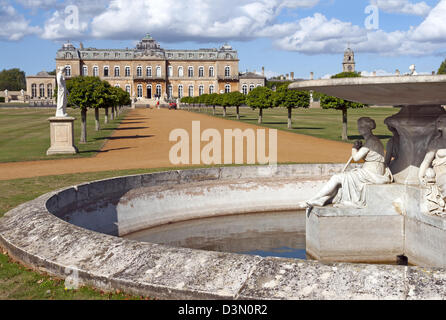 Brunnen und Haupthaus zu Wrest Park in Bedfordshire, Bedfordshire. Einem 90 Hektar großen Park und Gärten mit einem französischen Stil Herrenhaus. Stockfoto