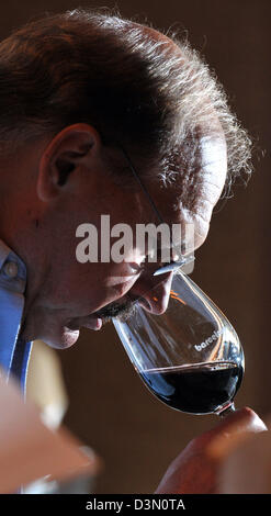 Richter testen Sie verschiedene Weine in den Vereinigten Staaten während einer Weinprobe Wettbewerb für Weingüter in Neu-England Stockfoto