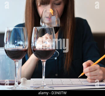 Richter testen Sie verschiedene Weine in den Vereinigten Staaten während einer Weinprobe Wettbewerb für Weingüter in Neu-England Stockfoto