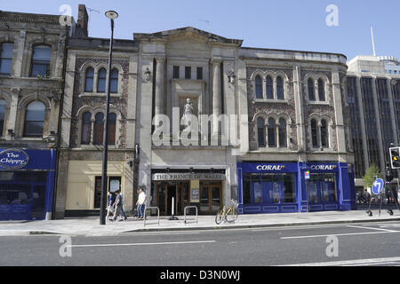 Viktorianischen Gotik in Cardiff und moderne Ladenfronten mit Prince Of Wales Wetherspoons in der Mitte. Stockfoto