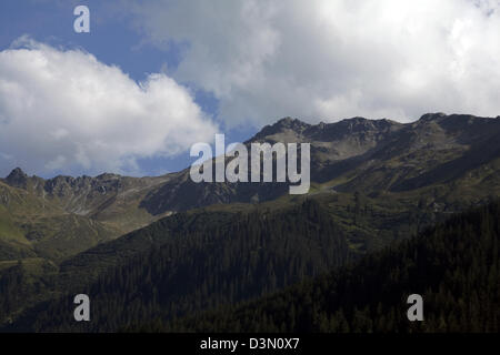 Wald und Berge über Davos in Richtung Pischa Landwasser Tal Graubünden Schweiz Stockfoto