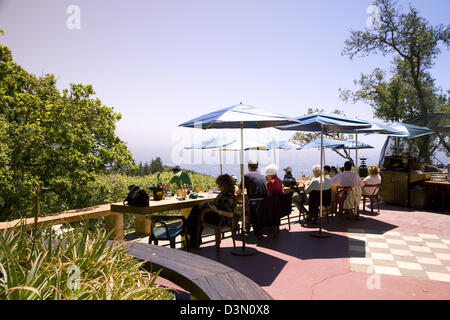 Die historische und allseits beliebten Restaurant Nepenthe nimmt eine Big Sur Klippe mit Blick auf den Pazifik, Kalifornien, USA Stockfoto