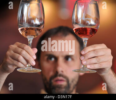 Richter testen Sie verschiedene Weine in den Vereinigten Staaten während einer Weinprobe Wettbewerb für Weingüter in Neu-England Stockfoto