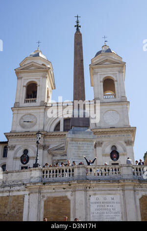 Trinita dei Monti Kirche oben auf die berühmte Spanische Treppe in Rom Italien Stockfoto