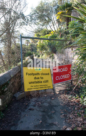 Verkehrsschilder-Warnung von einem Fußweg und Straße Schließung aufgrund einer instabilen Klippe und Steinschlag in Kingswear, Devon Stockfoto