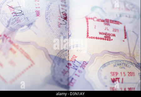 Einwanderung Kanada und USA Grenze Briefmarken auf einen britischen Pass Stockfoto