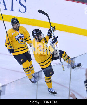 Hamden, CT USA--Quinnipiac Vs Princeton Hockey Spielaktion, Quinnipiac Partituren ein Tor. Stockfoto