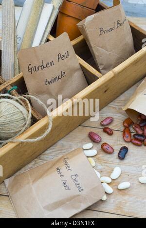 Blumenerde Bank Frühling Stillleben mit gespeicherten Samen hausgemachte Pakete und Garten Artikel Stockfoto