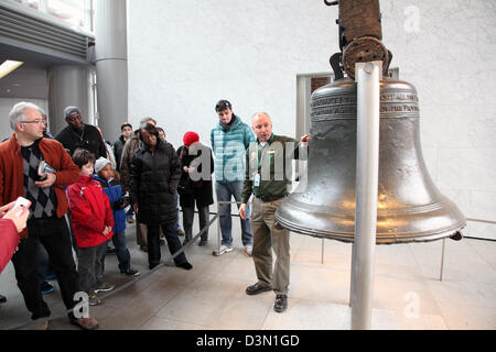 Ein Nationalpark-Ranger, die Diskussion über die Geschichte der Freiheitsglocke mit Touristen, Philadelphia, PA, USA Stockfoto