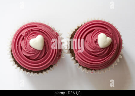 Zwei hallo Muffin Cupcakes auf weißem Hintergrund, ideal für Valentinstag, Valentinstag Stockfoto