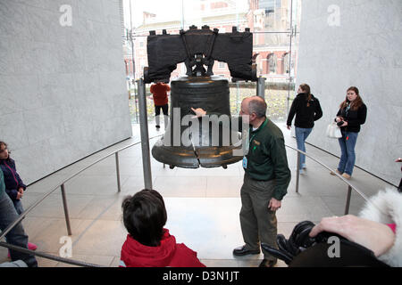 Ein Nationalpark-Ranger, die Diskussion über die Geschichte der Freiheitsglocke mit Touristen, Philadelphia, PA, USA Stockfoto