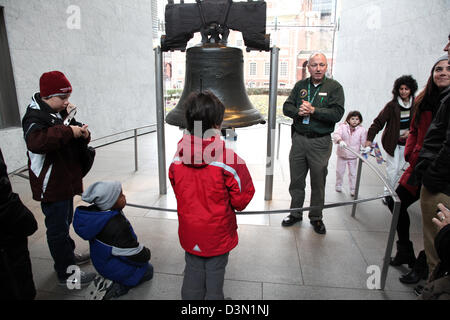 Ein Nationalpark-Ranger, die Diskussion über die Geschichte der Freiheitsglocke mit Touristen, Philadelphia, PA, USA Stockfoto