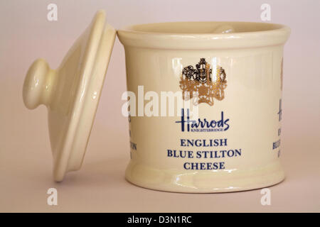 Topf für Harrods Knightsbridge English blue Stilton Käse mit Deckel und ruhen nebeneinander isoliert auf weißem Hintergrund Stockfoto