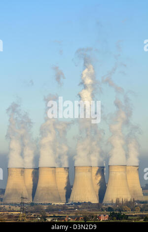 Dampf steigt aus der Kühlung Türme am Ratcliffe auf Soar Kraftwerk Stockfoto