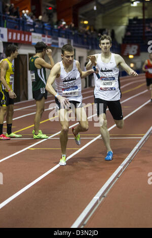 Ben Scheetz übergeben den Staffelstab an Travis Mahoney, NJ/NY Track Club im Wettbewerb in der Männer Club Abstand Lagenstaffel Stockfoto