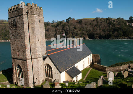 Hübsch und malerischen Blick auf die historische Petrox-Kirche an der Mündung des River Dart in der Nähe von Dartmouth Schloß in Devon Stockfoto