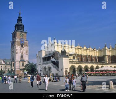 Polen, Krakau, Old Town, Rynek Glowny Main Market Square mit 15. Jahrhundert Rathausturm und die Tuchhallen, Sukiennice Stockfoto