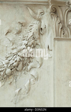 Italien, Latium, Rom, Ara Pacis Art Center, Garland und Bucranium Relief an der Seitenwand des Altars Stockfoto