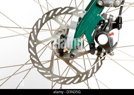Fahrrad-Scheibenbremse und Bremssattel isoliert auf weißem Hintergrund Stockfoto