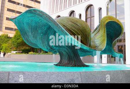 Moderne Skulptur Brunnen in One M & T Plaza, ein Büroturm in die Innenstadt von Buffalo, New York und Heimat M & T Bank Stockfoto